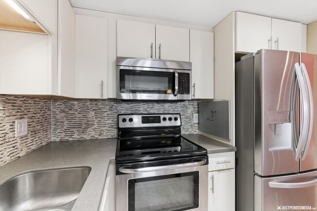 Building Photo - Downtown Living