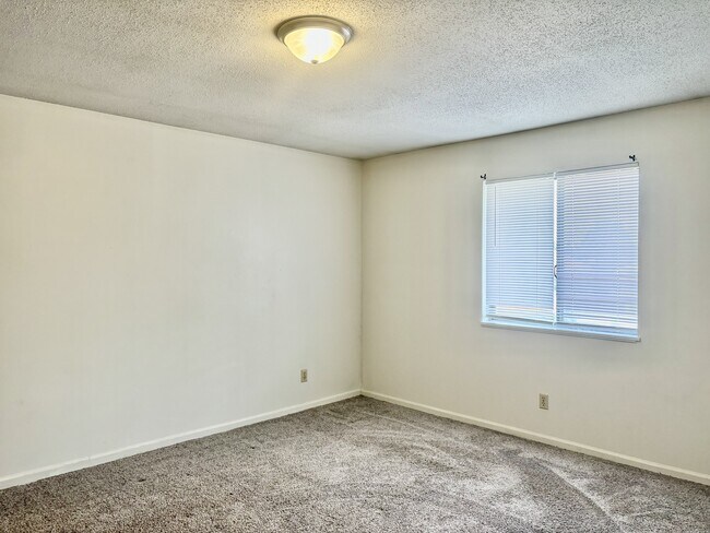 Building Photo - 1153 Country Ln