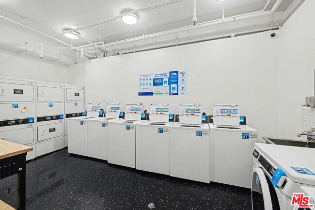 Building Photo - 1440 Veteran Ave