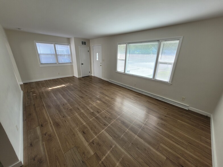 Building Photo - 1207 Townline Ave