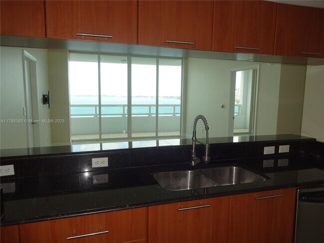 Building Photo - 1800 N Bayshore Dr