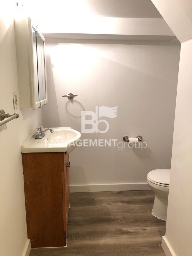 Building Photo - Updated SE Portland Basement Studio Apartm...