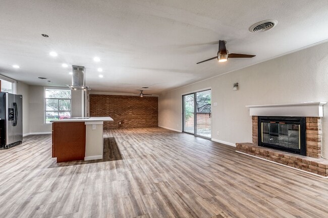 Building Photo - 511 E Hathaway Dr