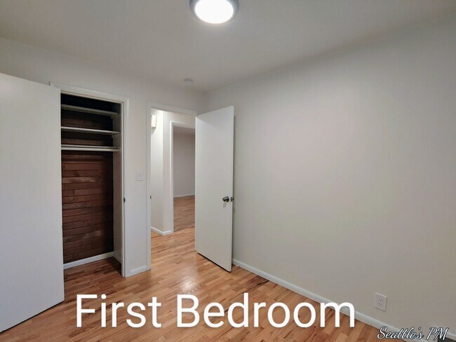 Building Photo - Beautifully Updated 4 Bedroom Home in Sherdian Beach- Includes Beach Club Access