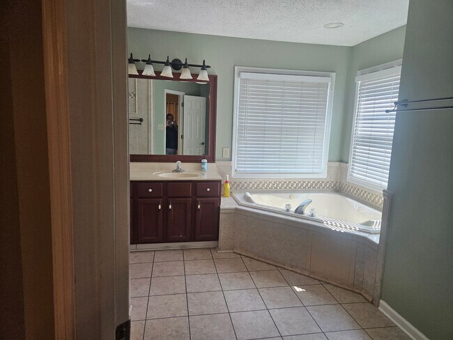 Building Photo - Knoxville 37934 - 4 bedroom, 2.5 bath - call Karen Robertson 865-454-7626