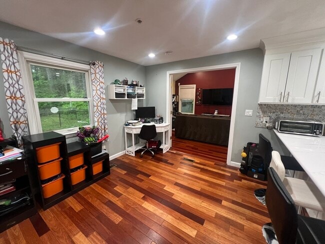 Building Photo - 45 Winterberry Way