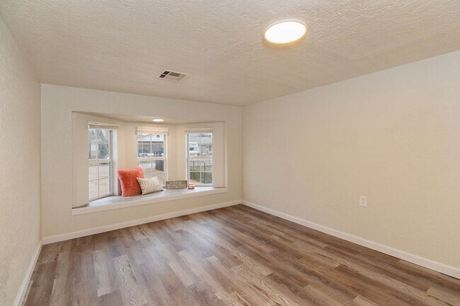 Building Photo - 1809 NW Lincoln Ave