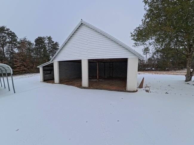 Building Photo - Home on three acre lot with garage