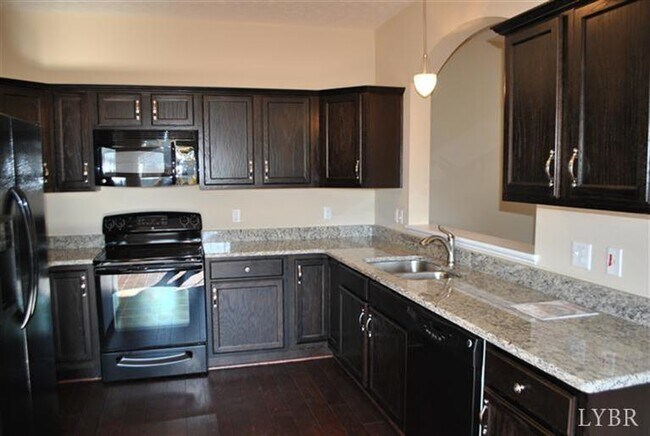 Building Photo - 3 Bedroom, 2.5 Bath Townhome in Cornerstone
