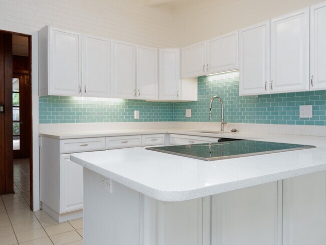 Building Photo - Spacious 5-Bed, 4-Bath Sarasota Home with ...