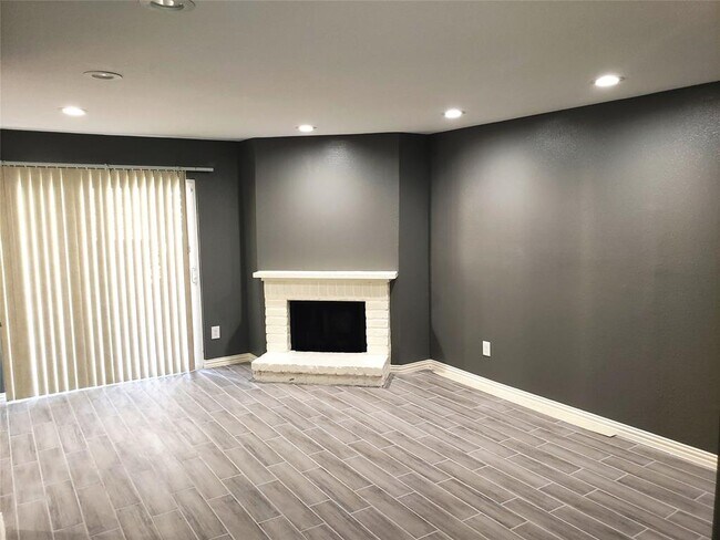 Building Photo - 16111 Aspenglen Dr
