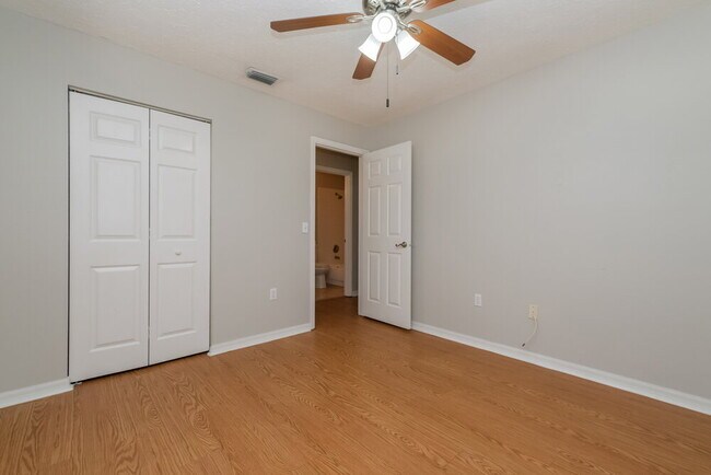 Building Photo - 11027 Kenmore Dr