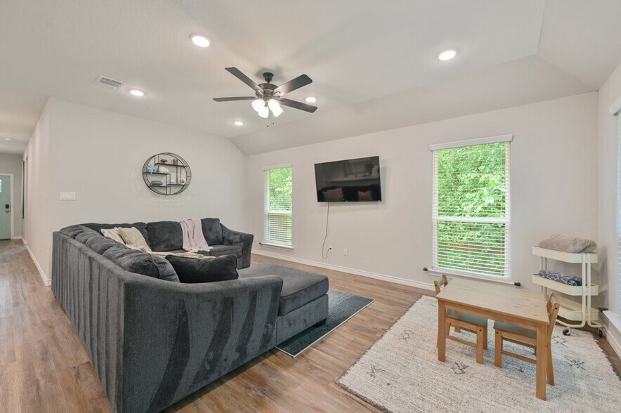 Primary Photo - 3824 Springfield Dr