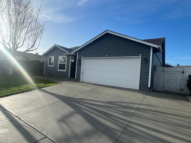 Building Photo - Bright & Updated 3-Bed, 2-Bath Home with Private Fenced Yard – No Rear Neighbors!!