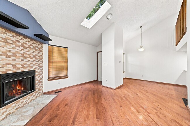 Building Photo - 3 bed, 3 full bath - perfect for roommates!