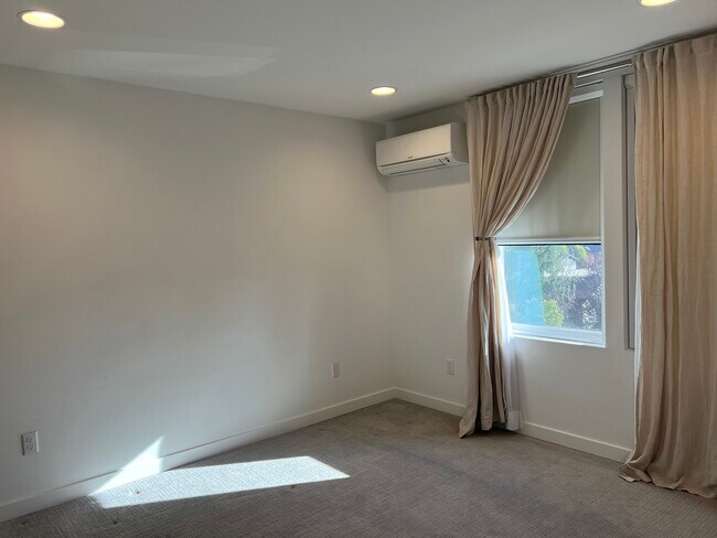 Building Photo - 16604 NE 85th St