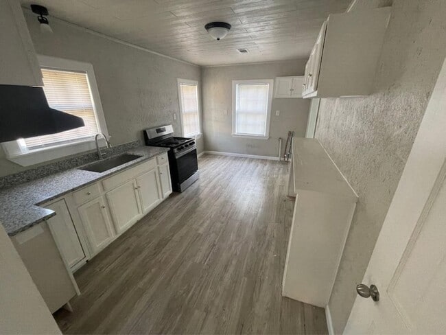 Building Photo - 3116 Alamo Ave