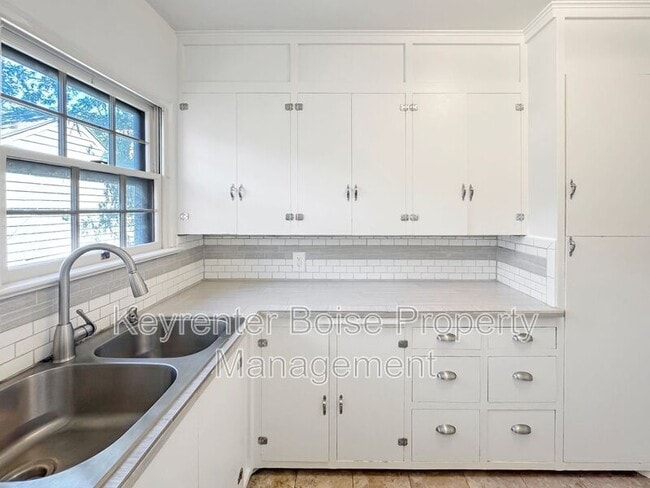 Building Photo - 1203 N 8th St
