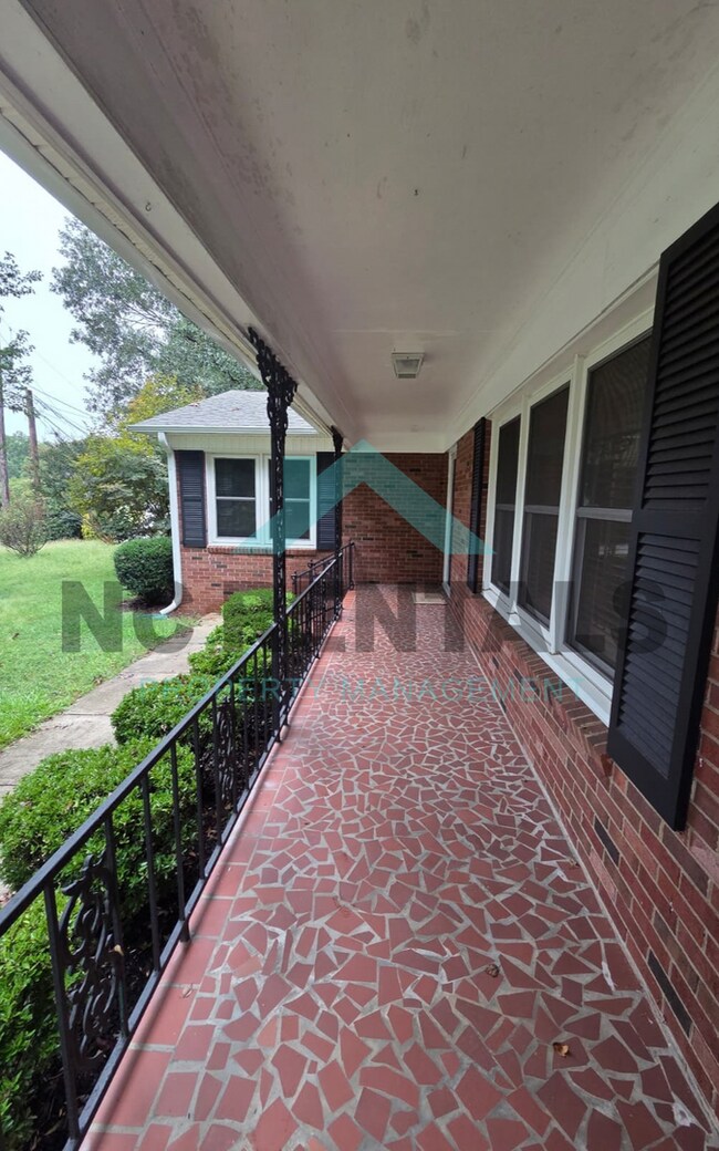 Building Photo - 706 Hedrick Dr