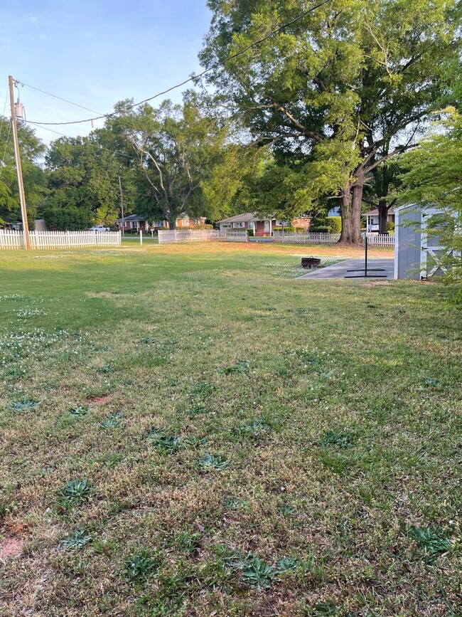 Building Photo - Renovated 3 Bedroom House in Pendleton Wal...