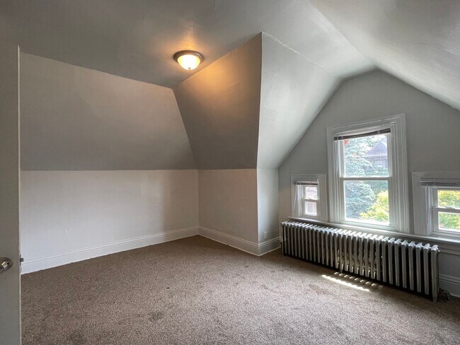 Building Photo - 1 Bed/1 Bath 3rd Floor Unit in Wilkinsburg