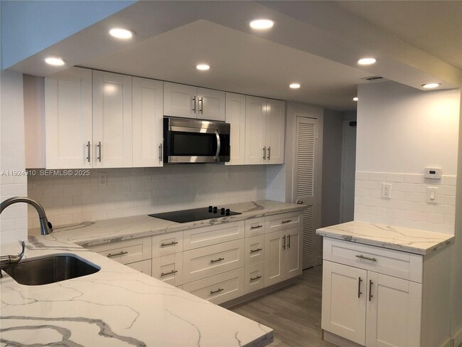 Building Photo - 905 Brickell Bay Dr