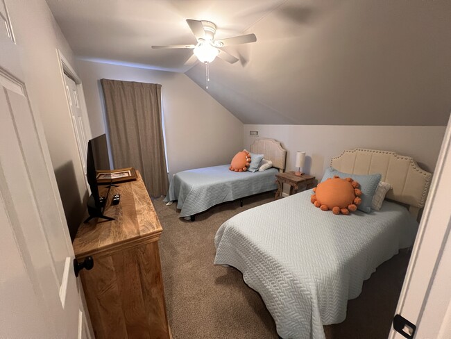 Building Photo - 828 N Maple St