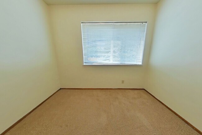 Building Photo - 2 Bedroom Apartment ~ Close to Campus ~ Ca...