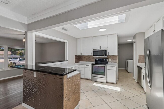 Building Photo - 7111 Gateway Ct