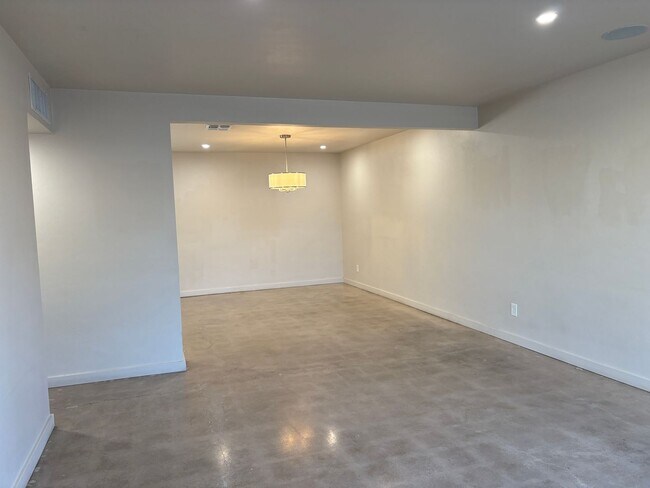 Building Photo - 3 Bedroom Brick Home