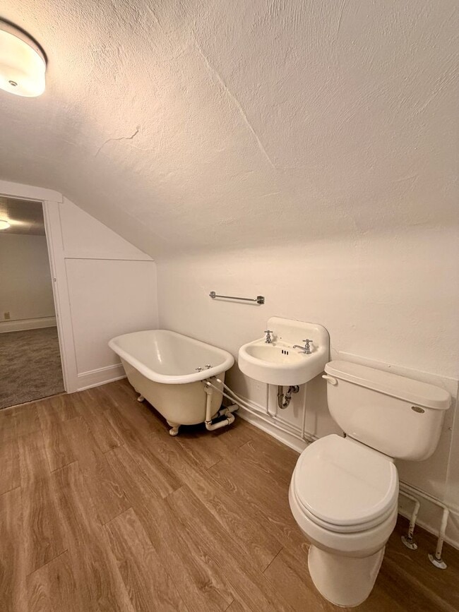 Building Photo - Vintage Home in an unbelievable location