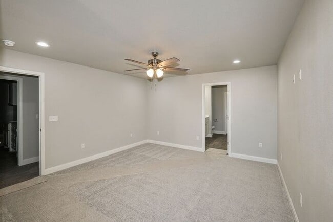 Building Photo - 7616 Woodford Ave