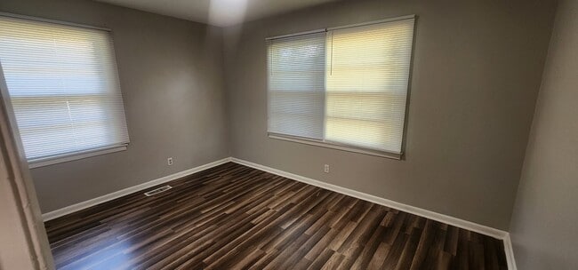 Building Photo - 4 Bedroom / 2 Bath Single Family Home