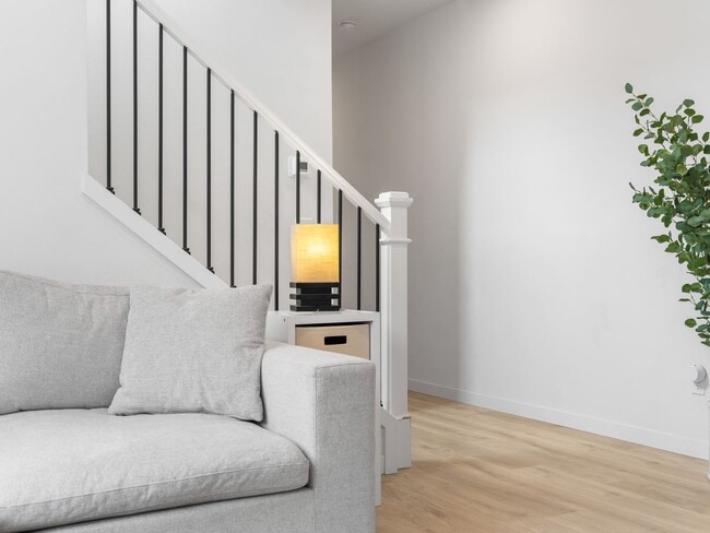 Building Photo - Light-Filled w/ Modern Finishes - 3?Bed / ...