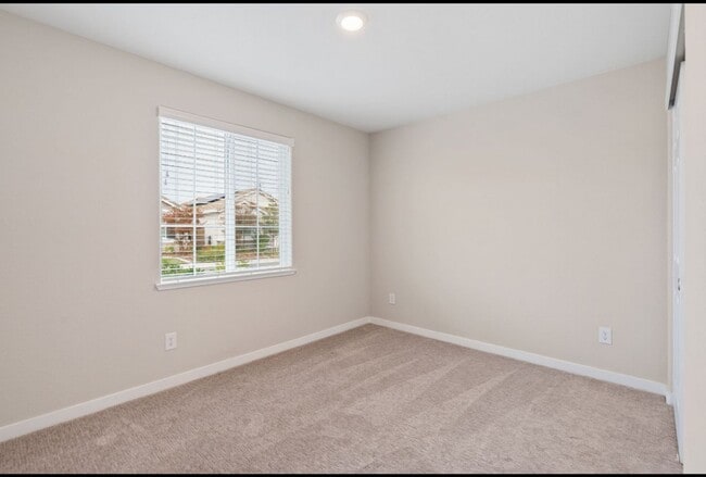 Building Photo - **Welcome Home to Your Dream Residence in Roseville!**