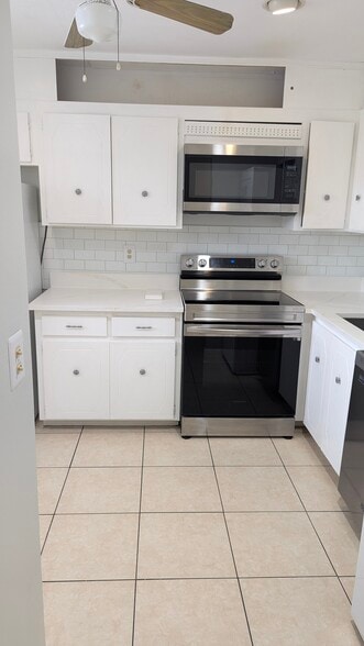 Kitchen Stove - 3777 NW 78th Ave