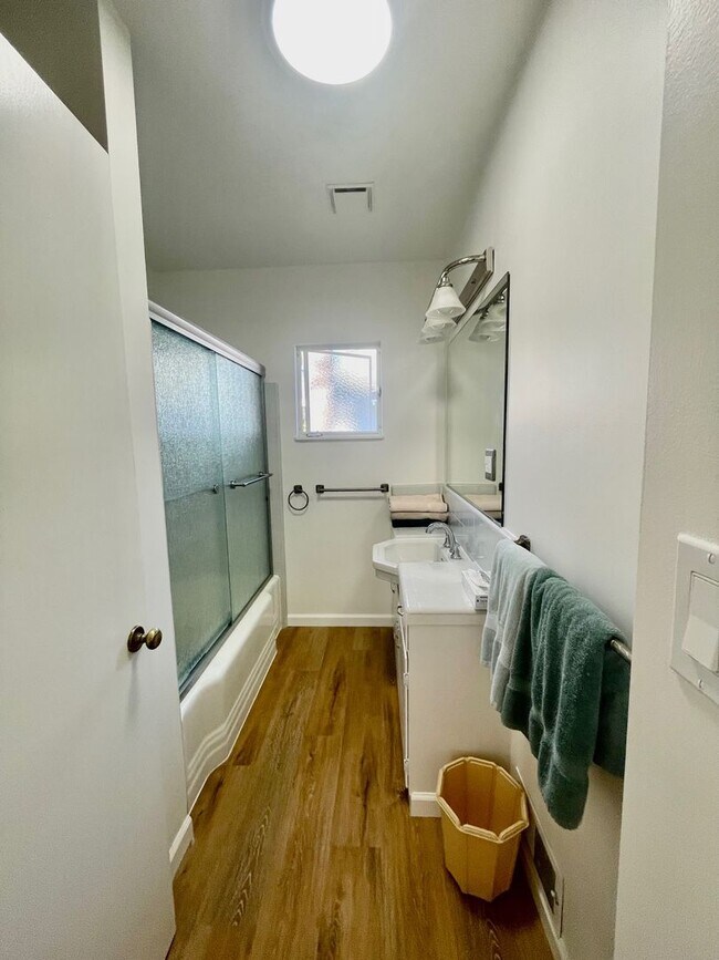 Building Photo - Charming 2 Bedroom Westside Home - Available Now
