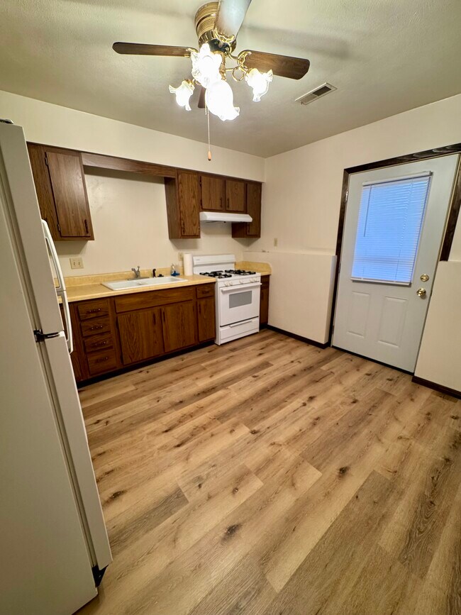 Building Photo - 104 E 9th Ave