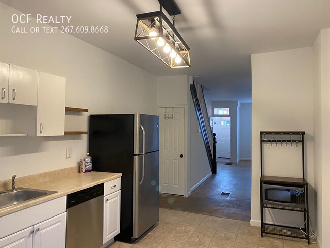 Building Photo - Large Renovated Point Breeze Rowhome