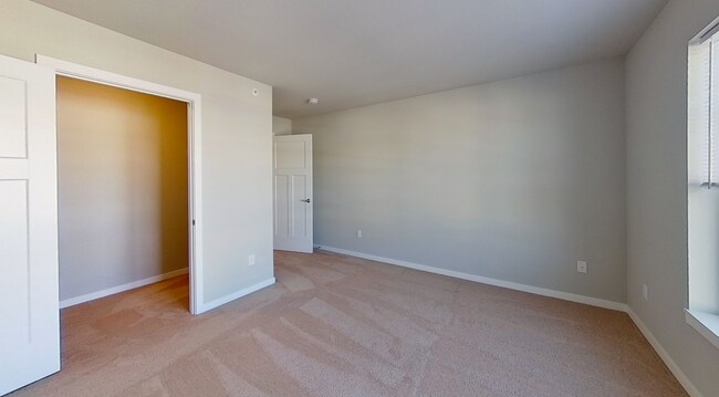 Building Photo - Condo Style Upper 2 Bedroom 1 Bathroom Apartment Available