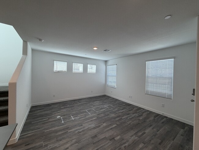 Building Photo - 925 Violet Heron St