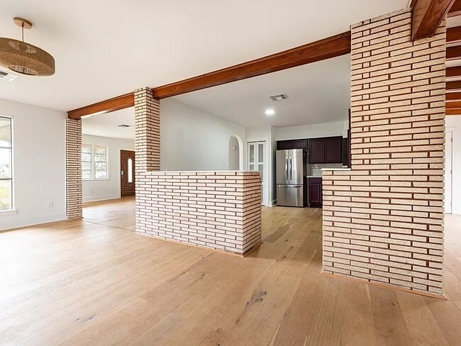 Building Photo - 300 Parish Dr