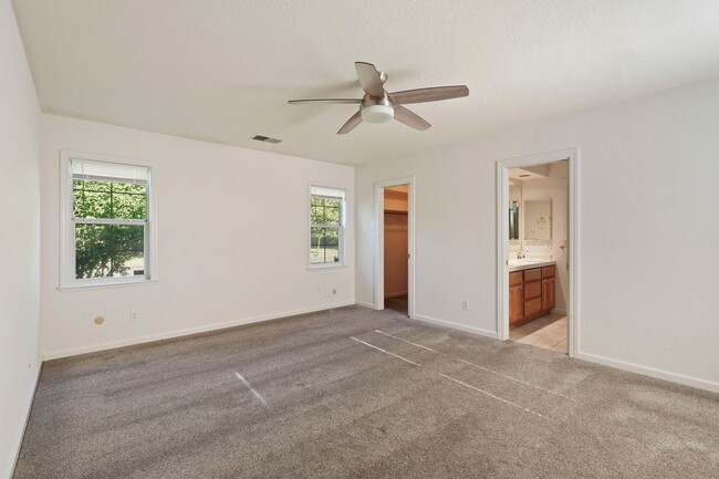 Building Photo - Beautiful 4 Bed/2 Bath Home Available Now!