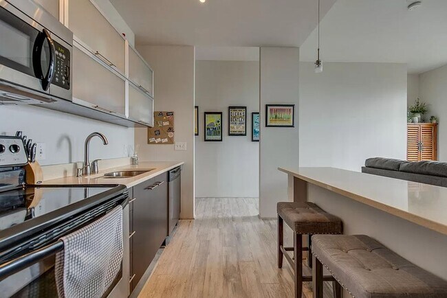 Building Photo - 1 Bed/1 Bath Condo at 5th and Main, Assigned Parking, Washer/Dryer/Covered Balcony