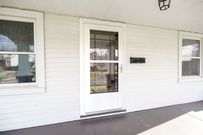 Building Photo - 2824 Dwight Ave