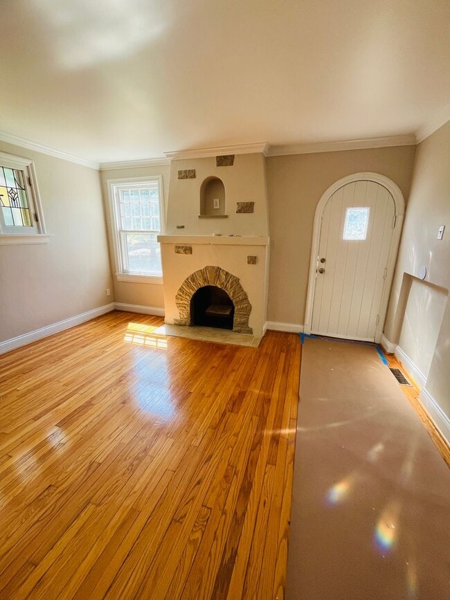 Building Photo - 3 Bed 1 Bath - Harwood Floors