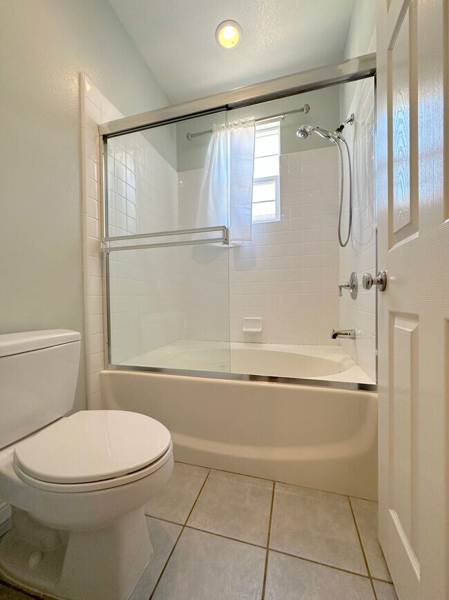 Building Photo - 2 BEDROOM 2.5 BATHROOM WITH LOFT HOME IN HIGHLY DESIRED BERKSHIRE TRACK