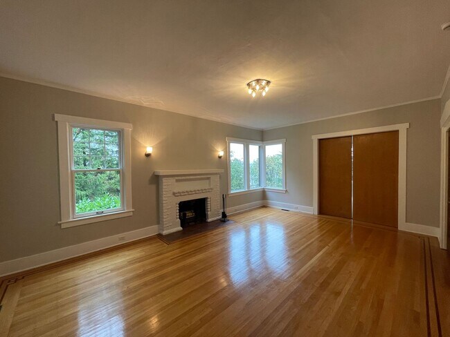 Building Photo - Elegant 4BR 2.5Bath Home with Fenced Yard & Garage Across from Seattle Prep**one month FREE rent**