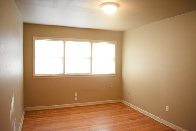Building Photo - 2 Bedroom Home Near Coronado High School!