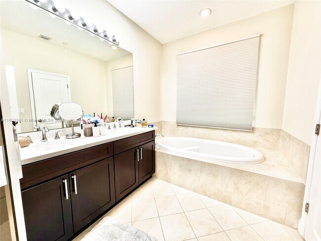 Building Photo - 2900 Cascada Isle Way